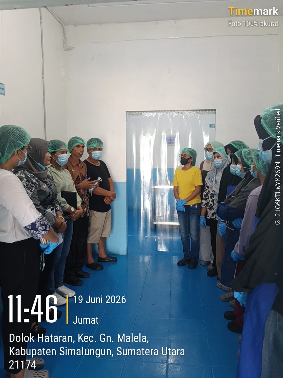 Pemeriksaan sanitasi dapur profesional oleh tim konsultan